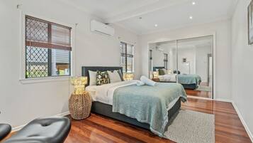 4 bedrooms, iron/ironing board, WiFi, bed sheets