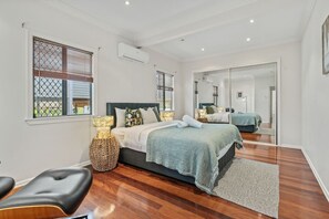 4 bedrooms, iron/ironing board, WiFi, bed sheets - Spacious 4-Bed 2-LivingRoom | Near Hospital & CBD (Tarragindi)