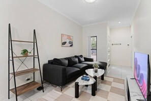 TV - Prime Spot 3-Bed | Walk to Bus Drive Anywhere Fast (Eight Mile Plains)