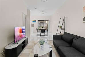 TV - Prime Spot 3-Bed | Walk to Bus Drive Anywhere Fast (Eight Mile Plains)