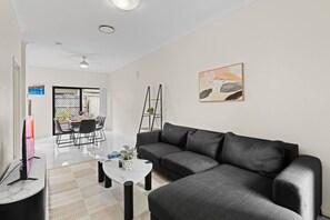 TV - Prime Spot 3-Bed | Walk to Bus Drive Anywhere Fast (Eight Mile Plains)