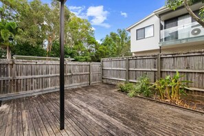 Property grounds - Prime Spot 3-Bed | Walk to Bus Drive Anywhere Fast (Eight Mile Plains)