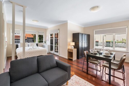 Warm & Cozy Retreat near shops and transport