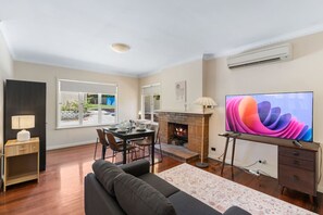 TV - Warm & Cozy Retreat near shops and transport (Saint Lucia)