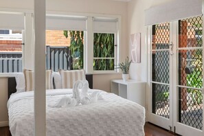 Iron/ironing board, WiFi, bed sheets - Warm & Cozy Retreat near shops and transport (Saint Lucia)