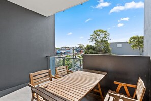 Outdoor dining - Modern 2BR Apartment | Easy Access to Everywhere (MacGregor)