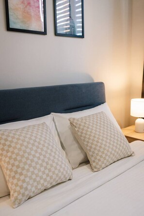 Iron/ironing board, WiFi, bed sheets - Modern 2BR Apartment | Easy Access to Everywhere (MacGregor)