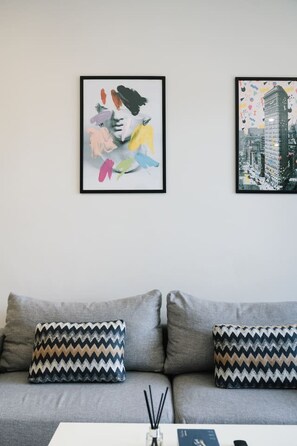 TV - Modern 2BR Apartment | Easy Access to Everywhere (MacGregor)