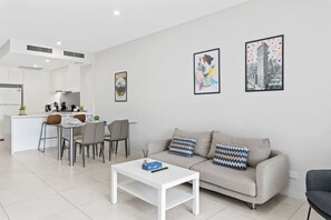 TV - Modern 2BR Apartment | Easy Access to Everywhere (MacGregor)