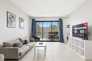 TV - Modern 2BR Apartment | Easy Access to Everywhere (MacGregor)