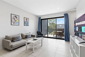 TV - Modern 2BR Apartment | Easy Access to Everywhere (MacGregor)