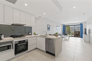 Køleskab, mikrobølgeovn, ovn, kogeplade