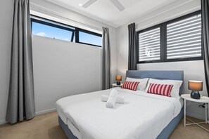 Iron/ironing board, WiFi, bed sheets - Modern 2BR Apartment | Easy Access to Everywhere (MacGregor)