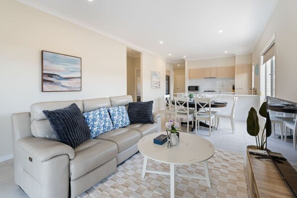 TV - Modern 4BR Home in Peaceful White Rock Community (White Rock)