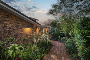 Property grounds - Spacious 4BR Family Home in Sunnybank (Sunnybank)