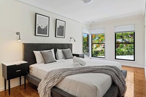 Desk, iron/ironing board, WiFi, bed sheets - Spacious 4BR Family Home in Sunnybank (Sunnybank)