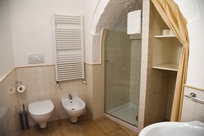 Doccia, asciugacapelli, bidet, asciugamani