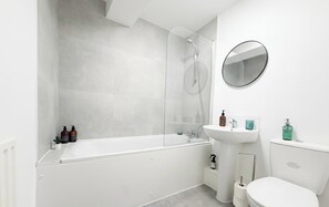 Shower, hair dryer - Exclusive 1 bedroom flat near Brixton Station! (Greater London)