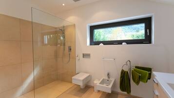Dusche, Haartrockner, Bidet, Handtücher