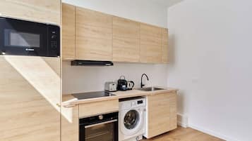 Réfrigérateur, micro-ondes, plaque de cuisson, cafetiÚre/bouilloire