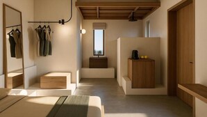 Un dormitorio moderno con una cama, un armario, un espejo y un banco.