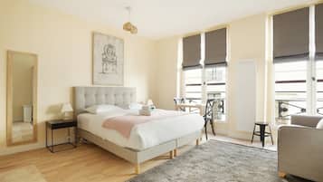 Een bureau, een strijkplank/strijkijzer, reisbedje, gratis wifi