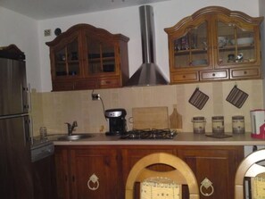 Refrigerador, microondas, lavavajillas y utensilios de cocina 