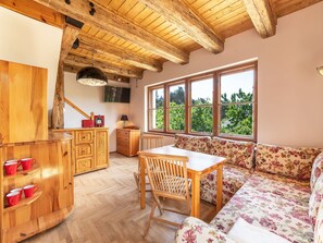 Interior - Kiefernwohnung mit Terrasse mit Blick auf den Garten by Interhome (Ostrowo)