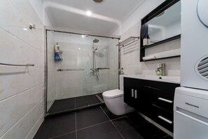 Bathroom - Urangan Pier Villa #1 (Urangan)