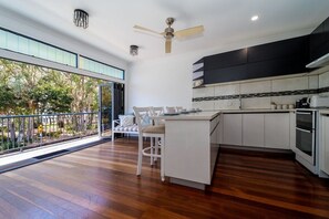 Private kitchen - Urangan Pier Villa #1 (Urangan)