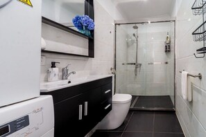 Bathroom - Urangan Pier Villa #3 (Urangan)