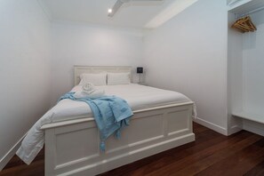 2 bedrooms, Internet - Urangan Pier Villa #3 (Urangan)