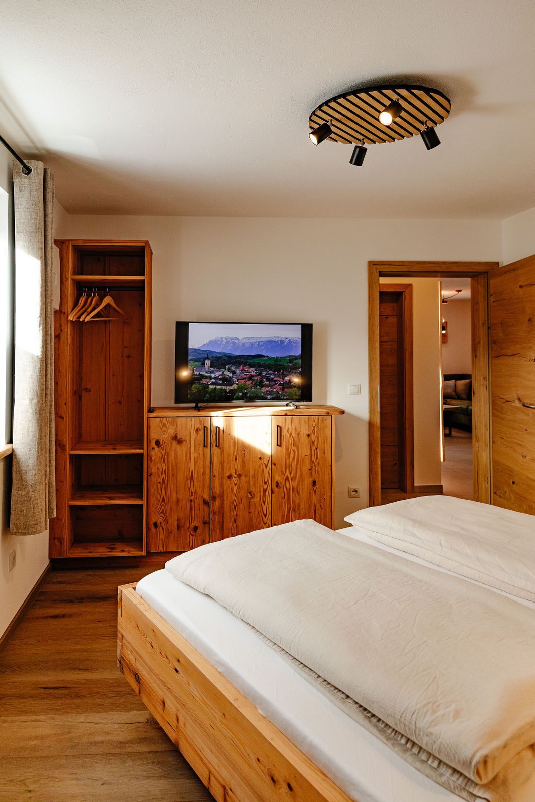 1 bedroom, bed sheets