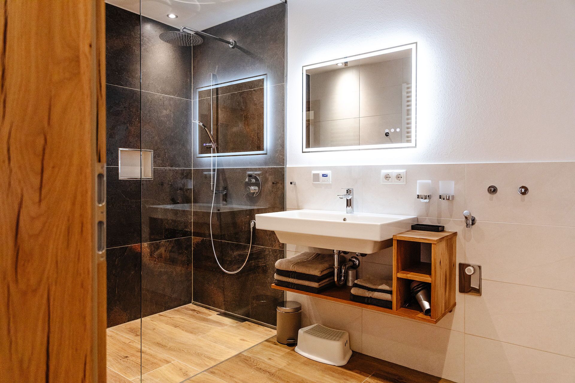 Dusche, Haartrockner, Handtücher