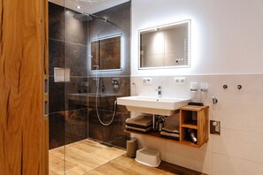 Dusche, Haartrockner, Handtücher
