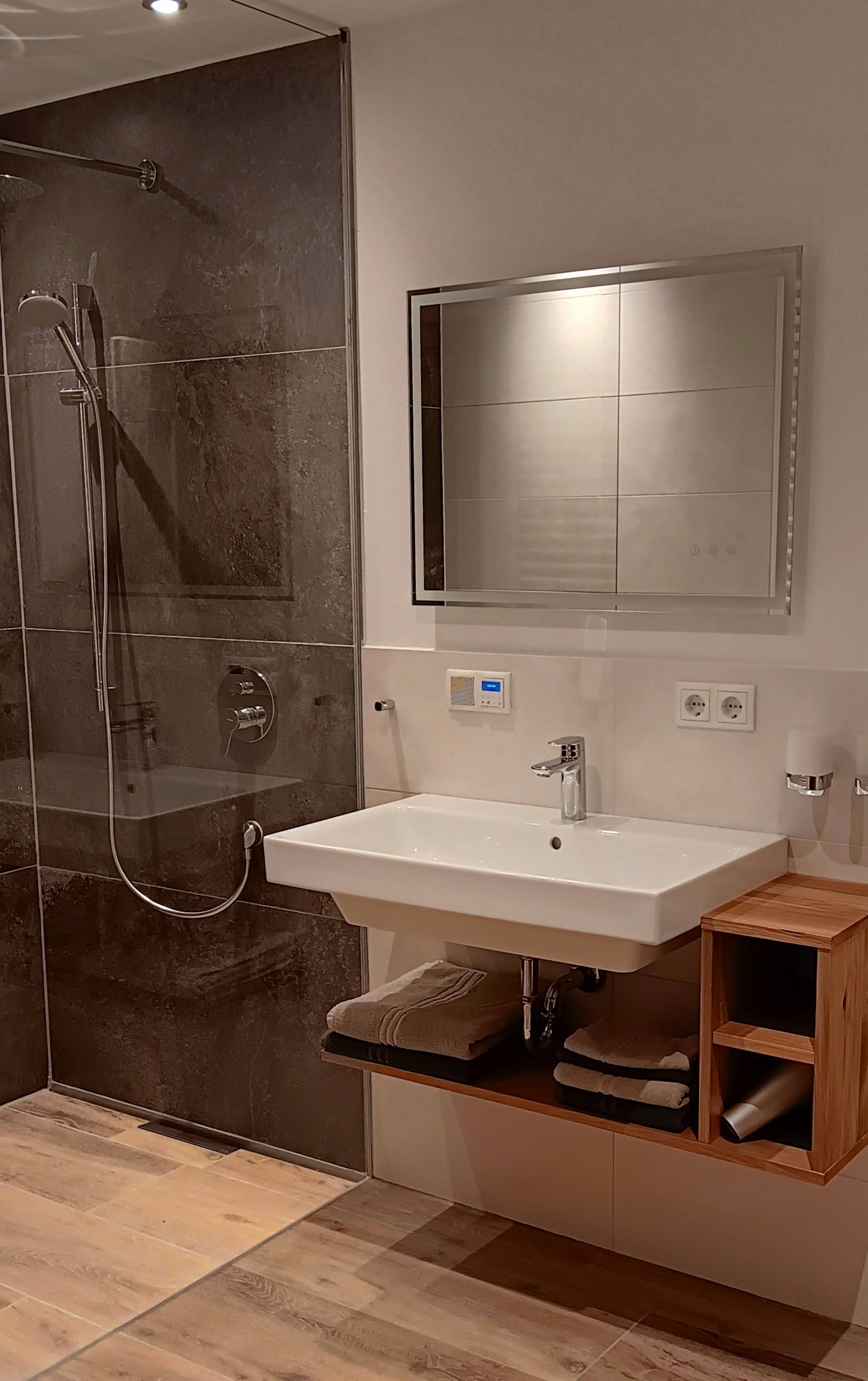 Ducha, secador de pelo, toallas