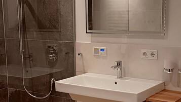 Ducha, secador de pelo, toallas