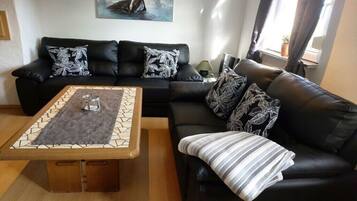 Smart-TV, Tischtennisplatte, Stereoanlage