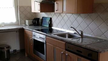 Een koelkast, een magnetron, een oven, een kookplaat