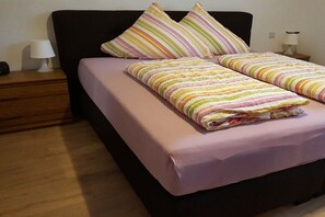 1 Schlafzimmer, Reisekinderbett, kostenloses WLAN, Bettwäsche