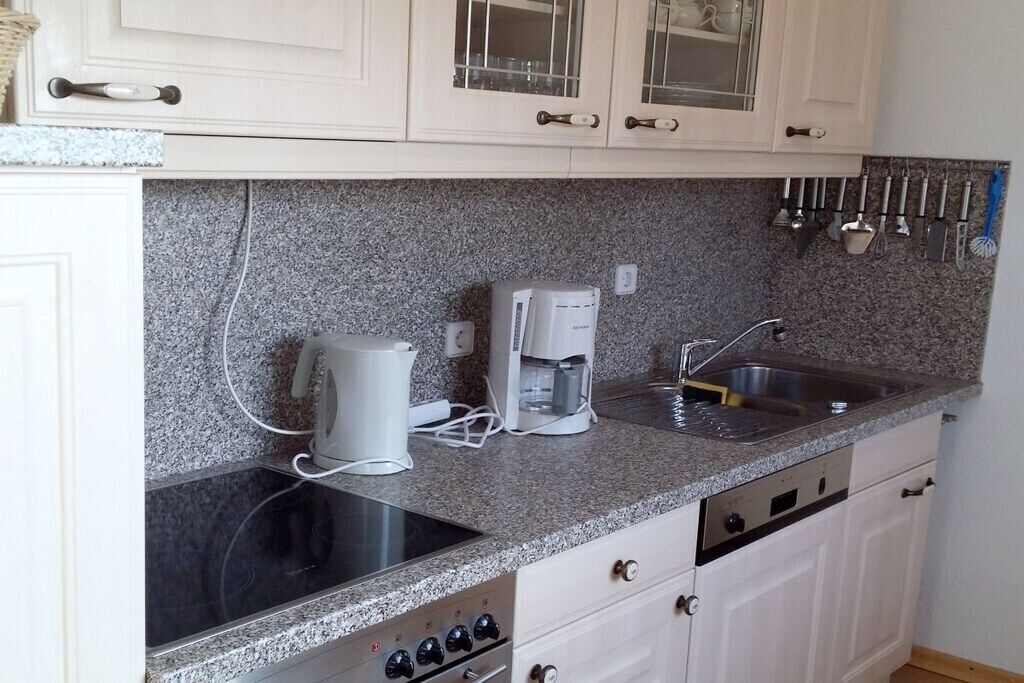 冷蔵庫、電子レンジ、オーブン、コンロ