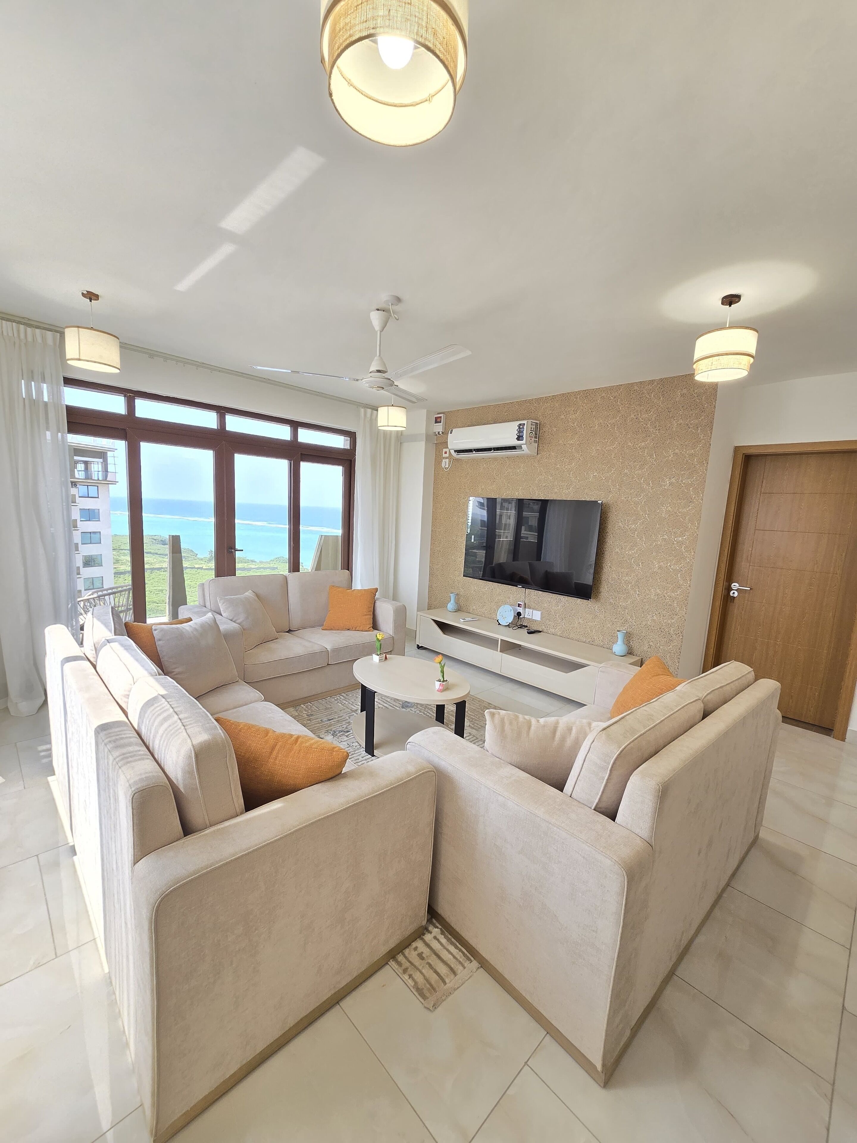 Apartamento, várias camas | Área de estar | Smart TV 55 polegadas com canais digitais