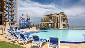 4 outdoor pools