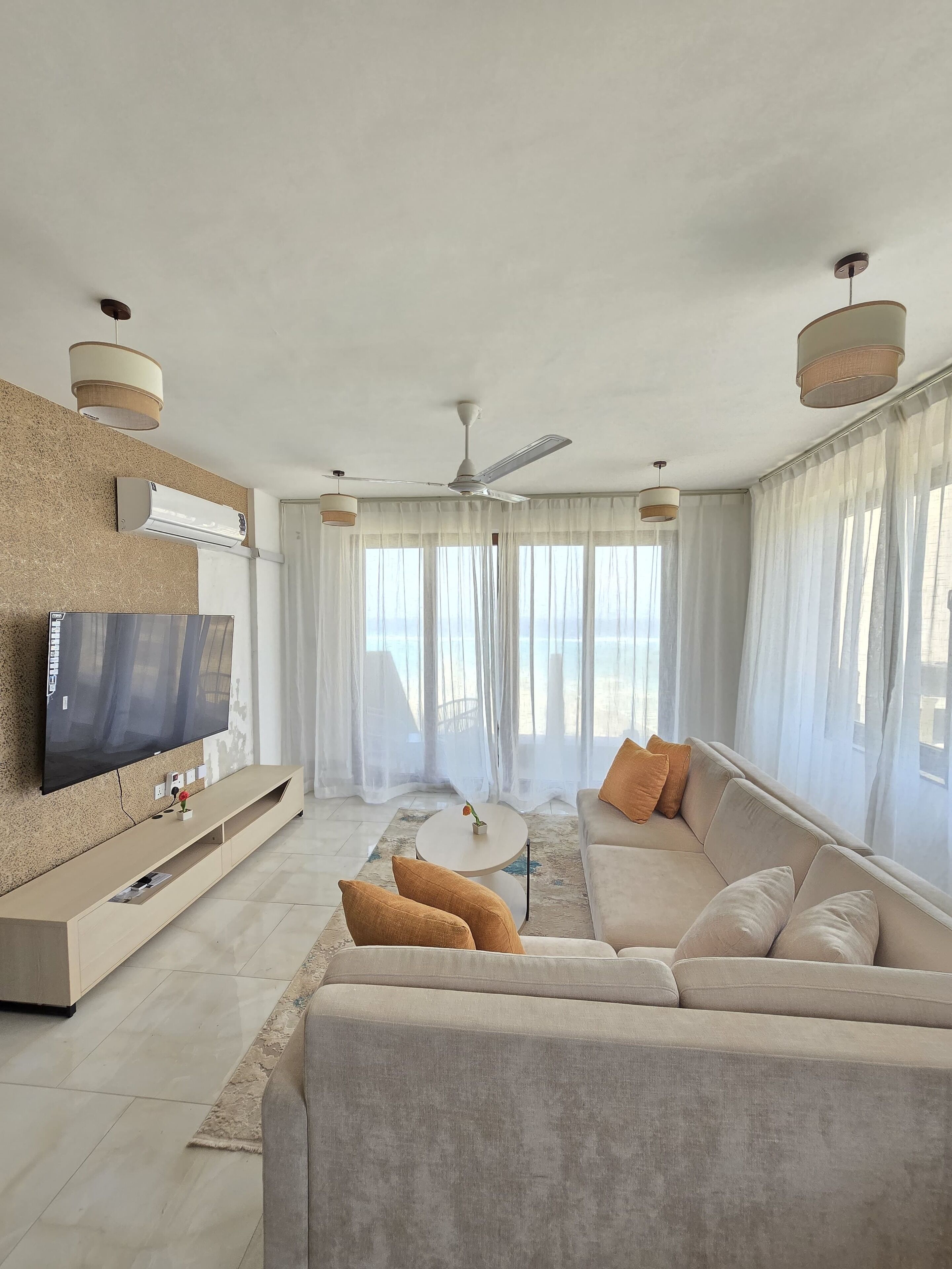 Apartamento, varias camas | Zona de estar | Smart TV de 55 pulgadas con canales digitales