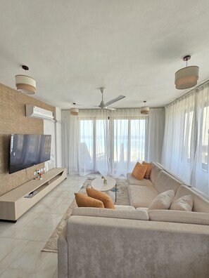 Appartement, Meerdere bedden | Woonruimte | Een 55-inch smart-tv met digitale zenders