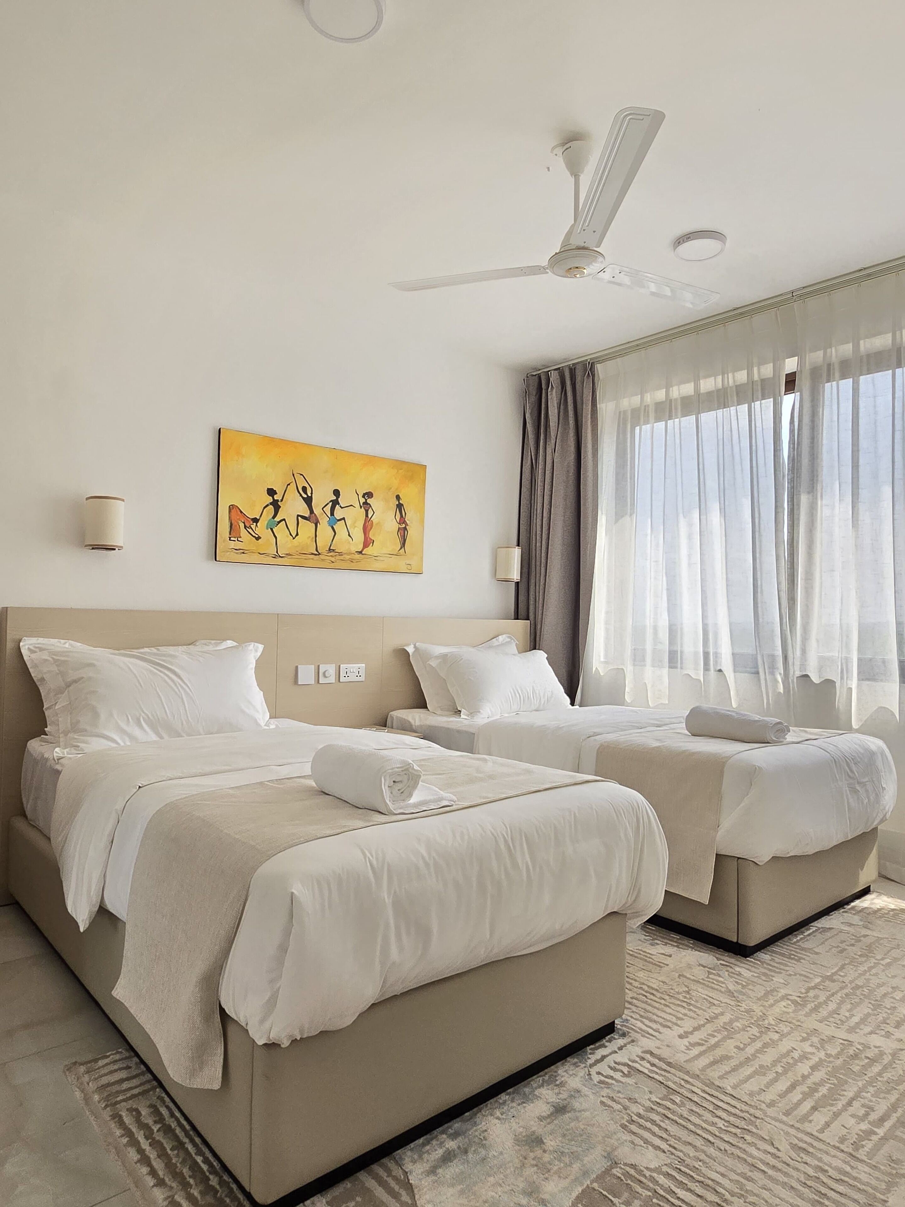 Appartement, plusieurs lits | Coffres-forts dans les chambres, bureau