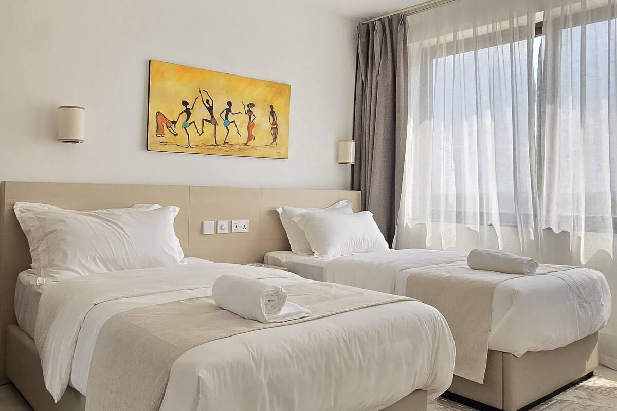 Appartement, plusieurs lits | Coffres-forts dans les chambres, bureau