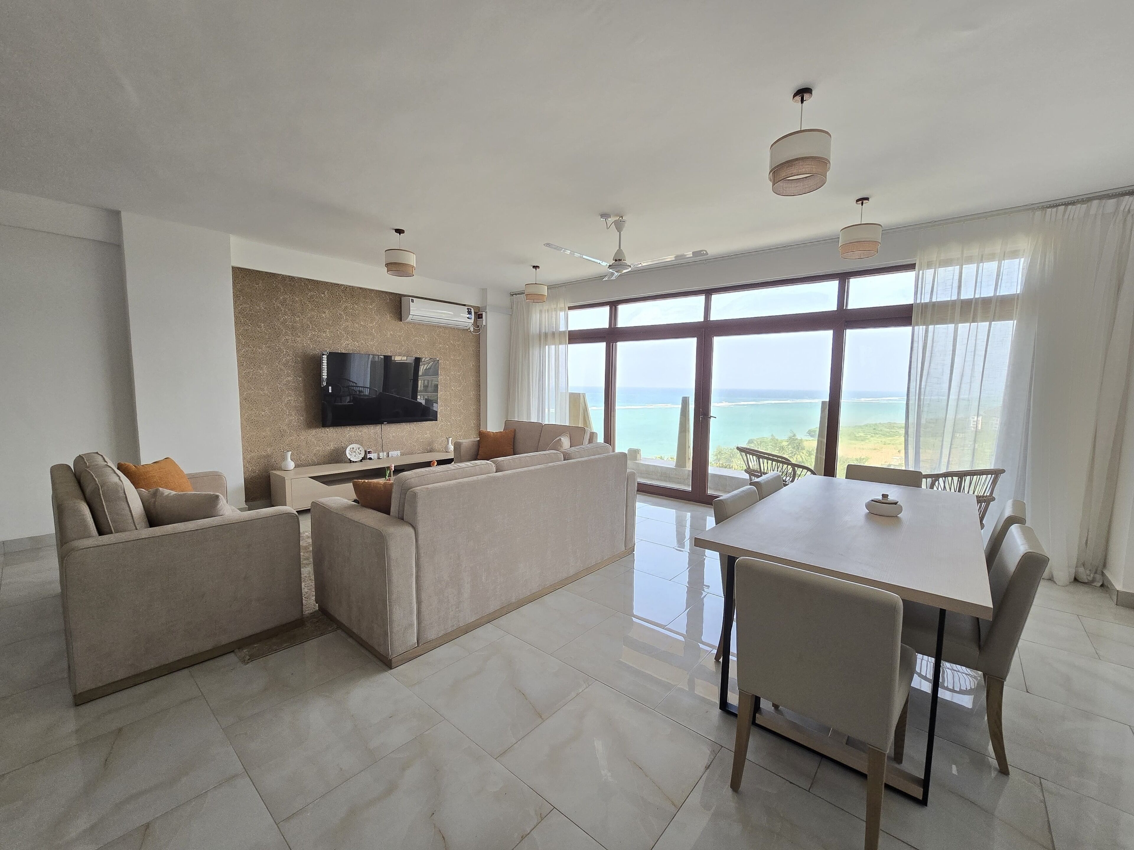 Apartamento ejecutivo, varias camas | Zona de estar | Smart TV de 55 pulgadas con canales digitales