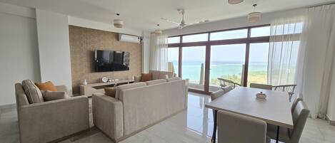 Leilighet – executive, flere senger | Oppholdsområde | En 55-tommers smart-TV med digitale kanaler