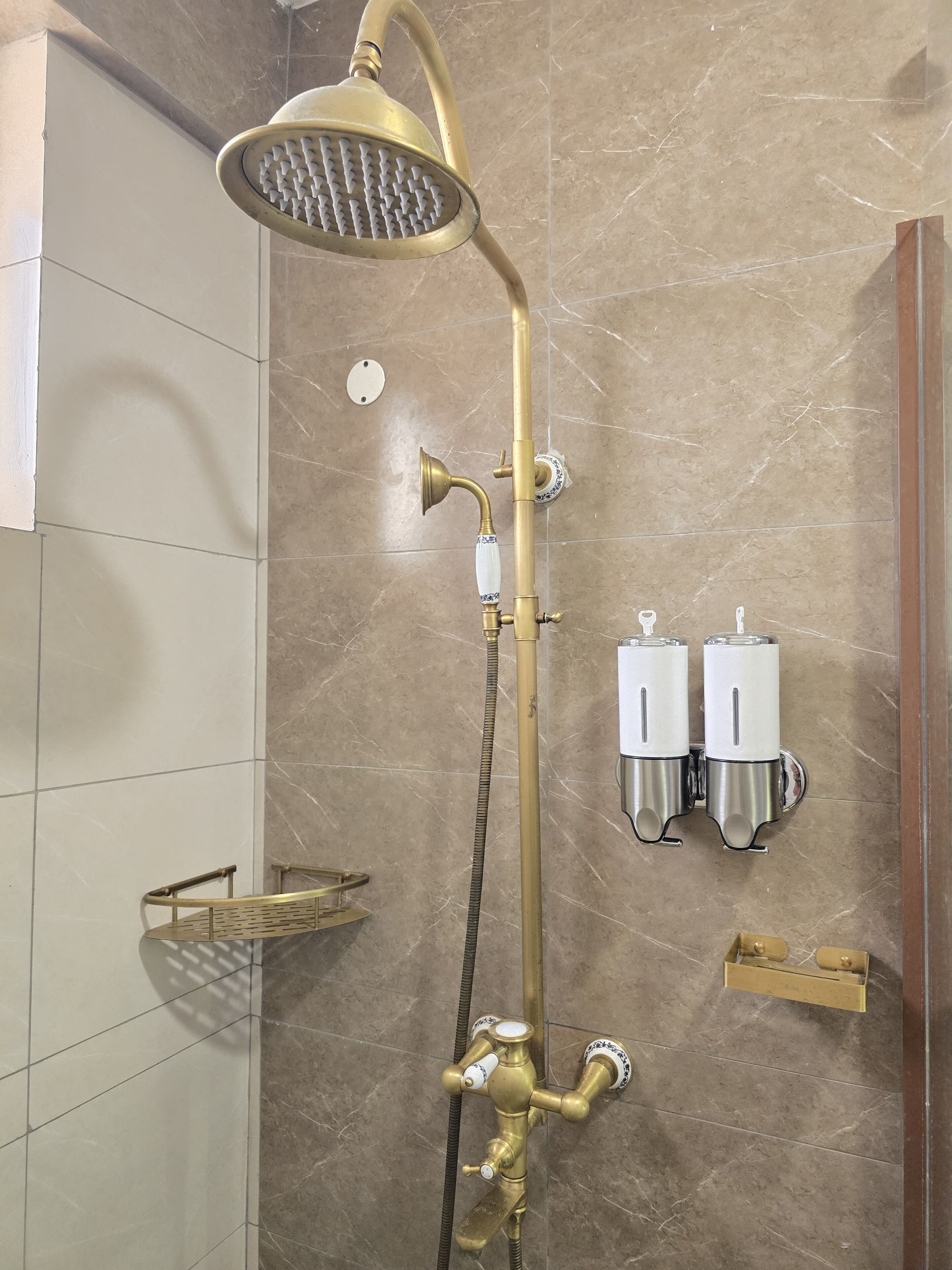 Douche, peignoirs, serviettes fournies, savon